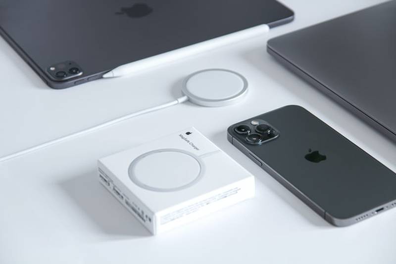 iPhone: 7 accesorios MagSafe que deberías tener junto a tu celular –  FayerWayer