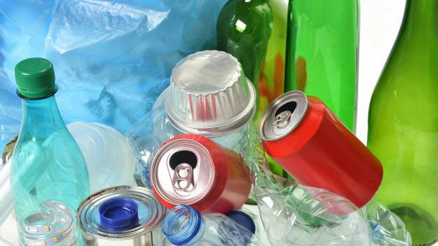 Qué dice la ciencia sobre recargar las botellas de plástico para