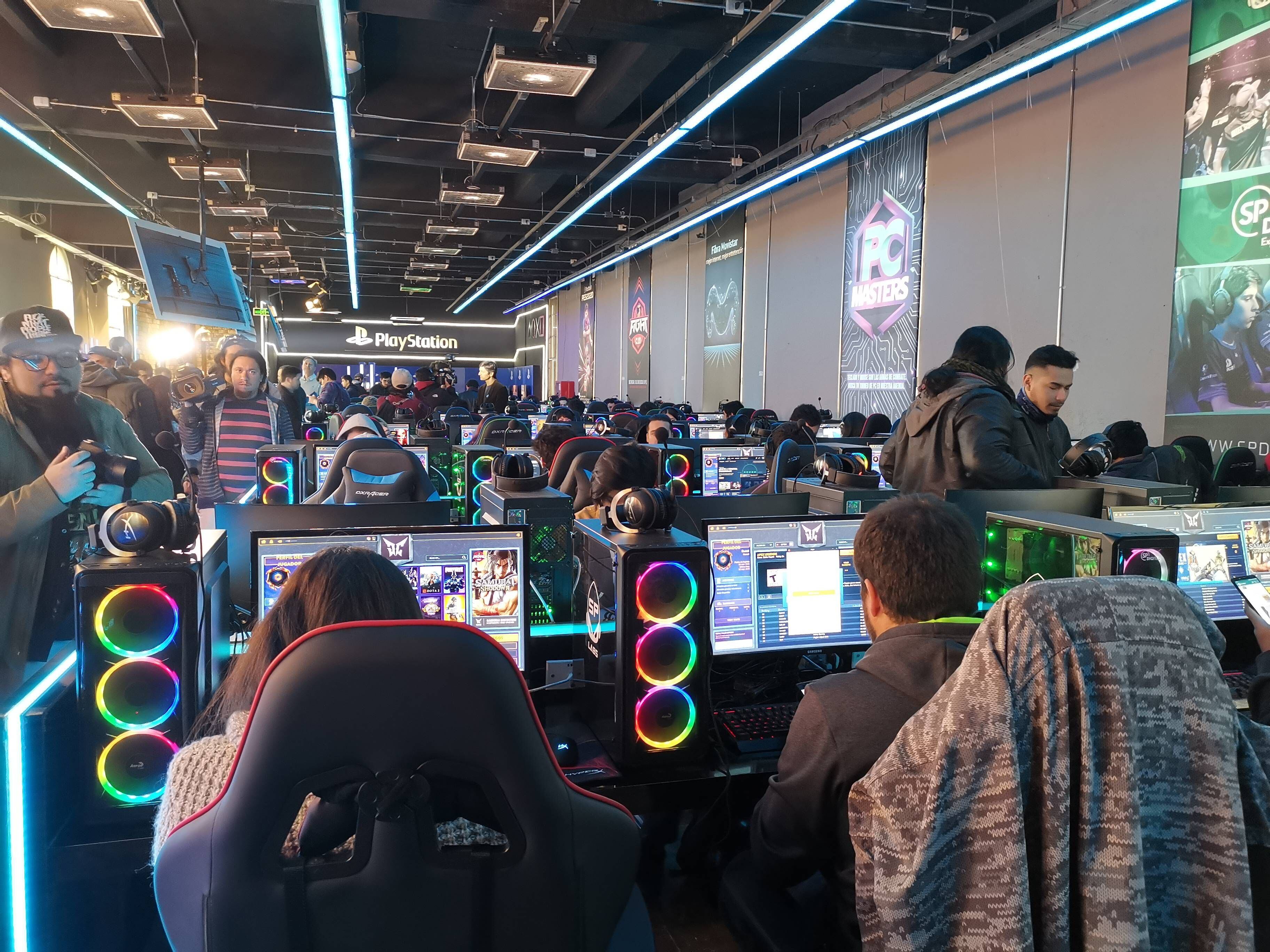 Un lujo: Inauguran en Chile el primer espacio para el mundo gamer llamado  Movistar GameClub