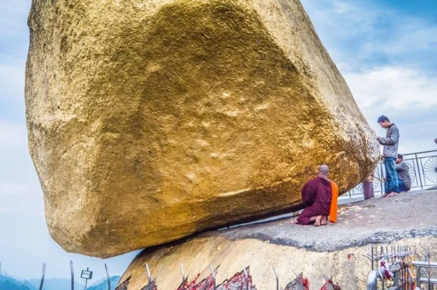Золотой камень. Золотой камень на горе Чайттийо. Гигантский золотой камень в Мьянме. Мьянма камень на краю обрыва. Золотой большой камень.