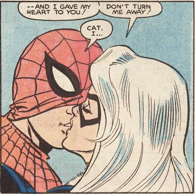 Spider-Man y Black Cat, besándose en un cómic.