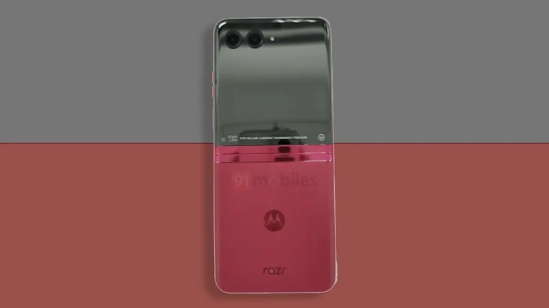 Se filtra una aparente fotografía real del Motorola Moto RAZR 2023 con un nuevo sistema de bisagra y un tono rosa sorpresa.