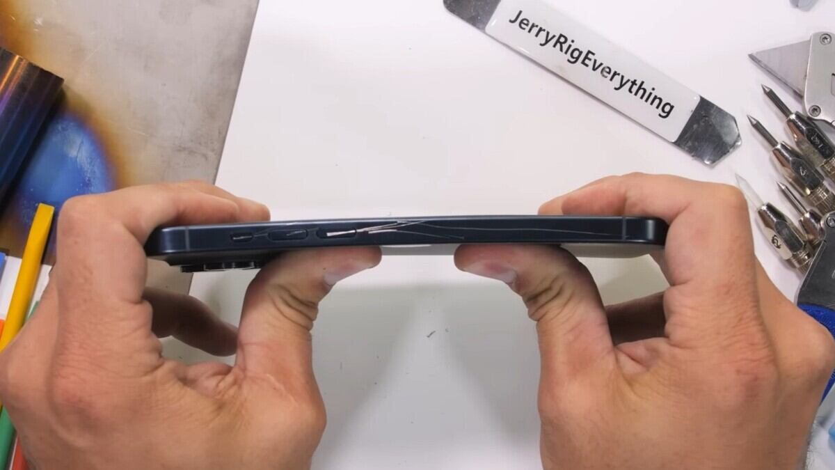 El iPhone 15 Pro Max no sobrevive intacto a la prueba de resistencia de JerryRigEverything, para sorpresa del propio youtuber.