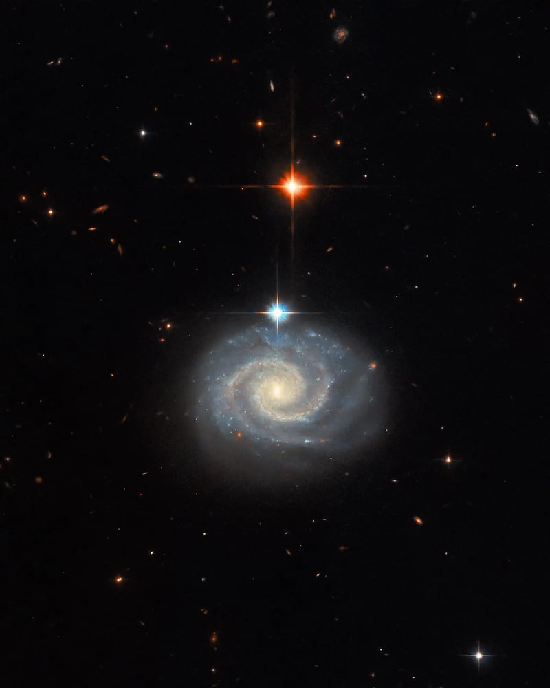 Luces prohibidas de una galaxia capturadas por el telescopio Hubble.