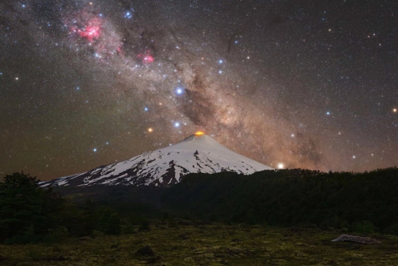 El volcán Villarrica coronado por la Vía Láctea