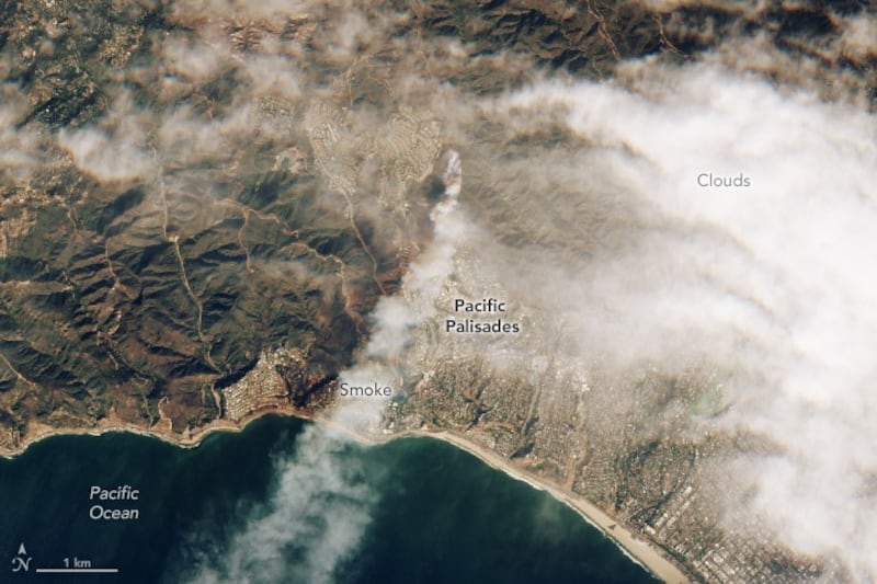 Incendios de Los Ángeles desde el espacio - Foto Earth Observatory de la NASA