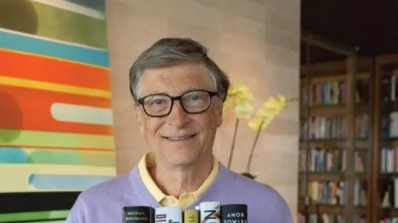 Desde su retiro parcial de Microsoft, Gates ha dedicado su tiempo a su pasión por la lectura y la exploración de temas sociales y educativos.