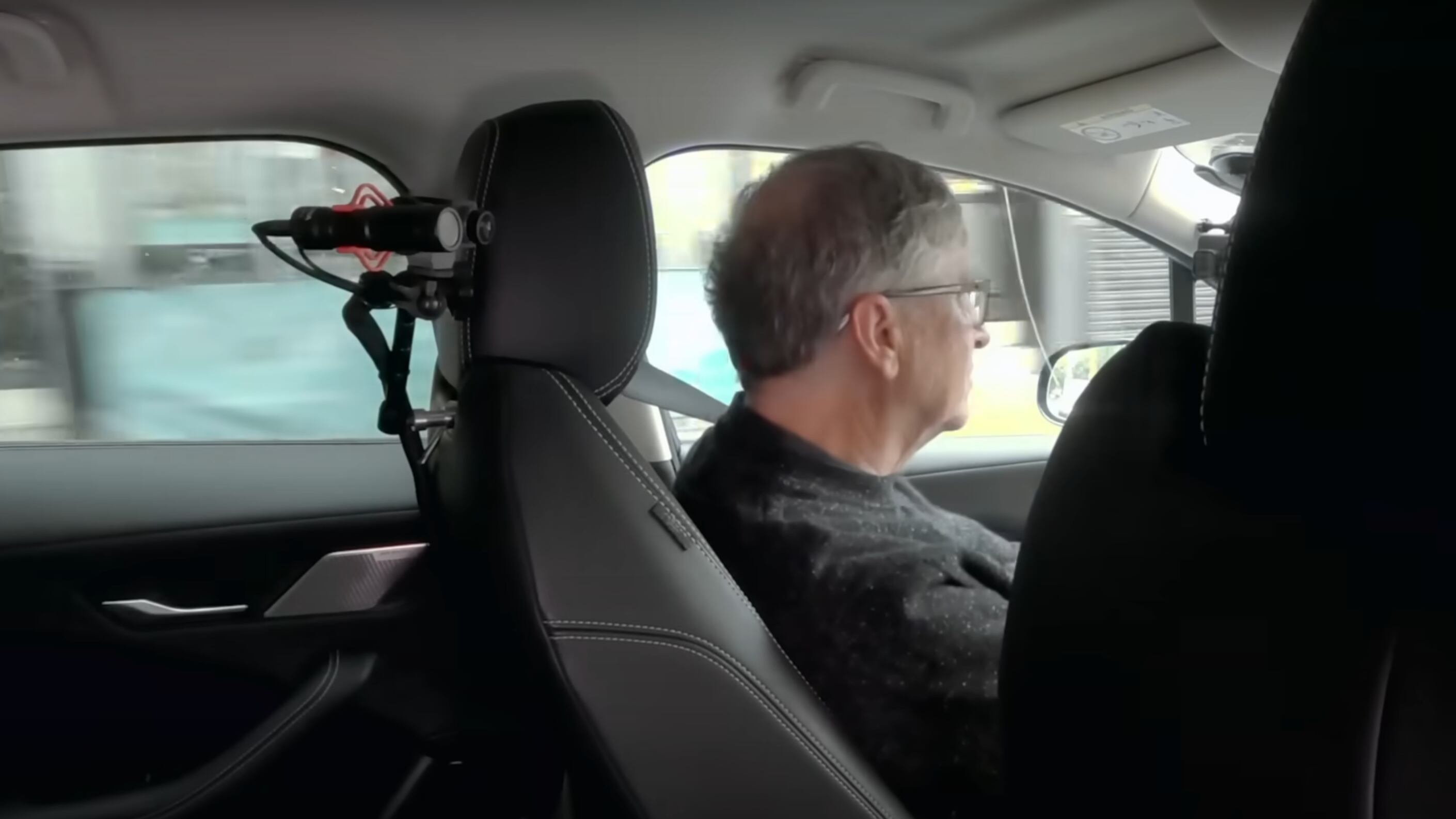 Bill Gates probando un vehículo que incorpora tecnología de conducción autónoma.