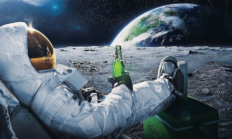 Astronauta con alcohol en el espacio