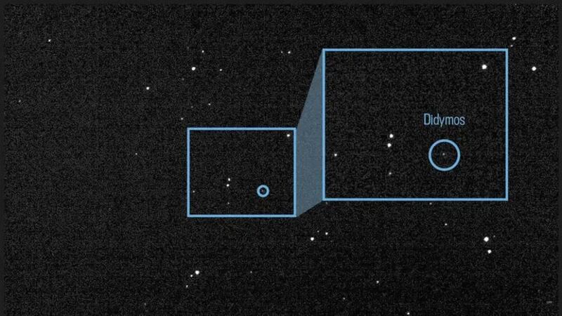 el asteroide Didymos y su luna en órbita Dimorphos