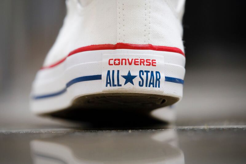 El modelo blanco con detalles rojos y azules de las Converse Chuck Taylor All Star nació para los Juegos Olímpicos de 1936.