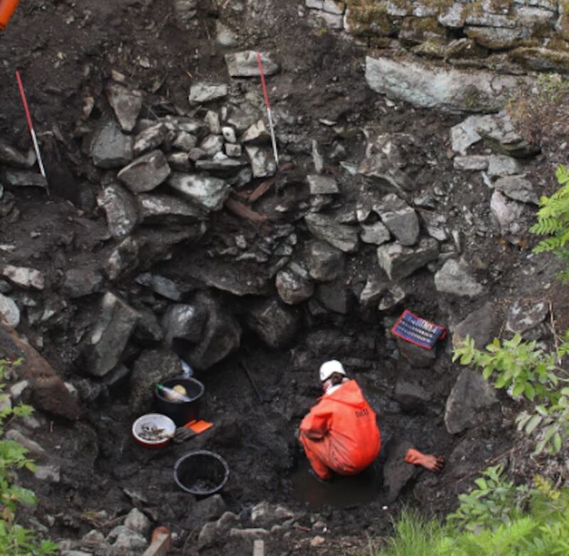 Huesos en el pozo Instituto Noruego de Investigación del Patrimonio Cultural