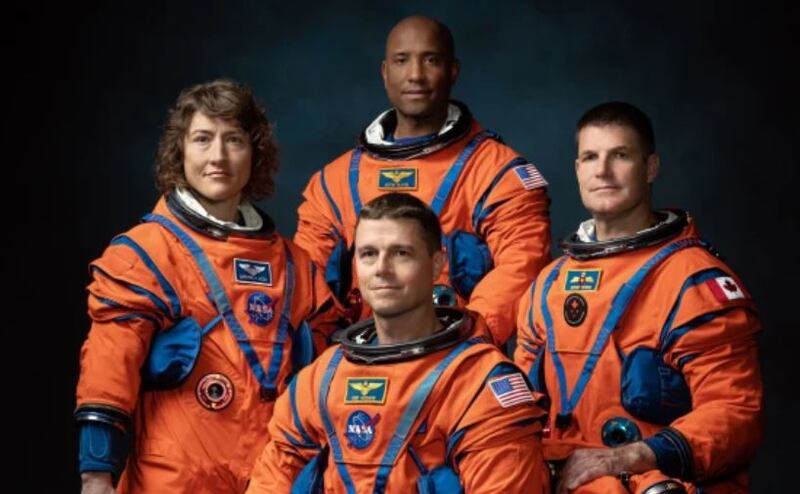 Desde la izquierda, Christina Koch, Victor Glover, Reid Wiseman y Jeremy Hansen. | Foto: Josh Valcárcel / NASA