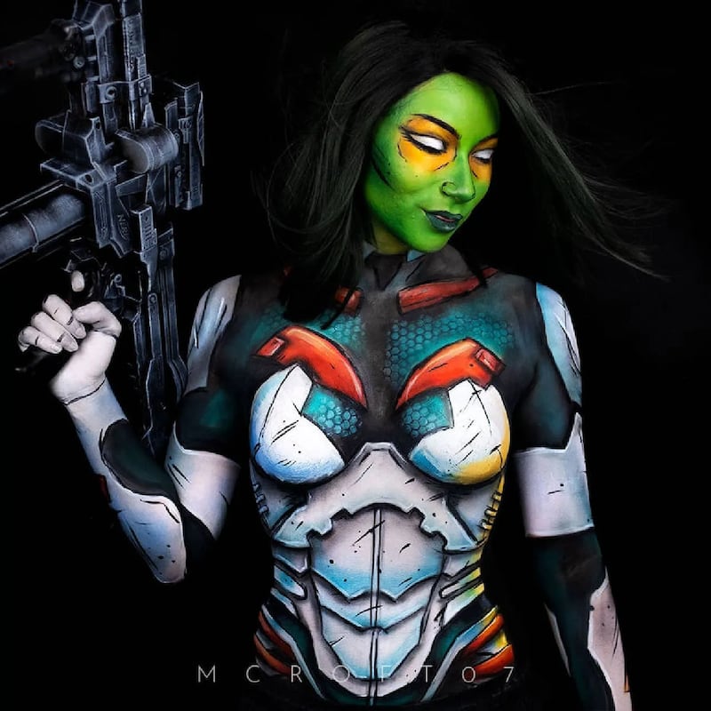 La artista de cosplay Melissa Croft nos deleita con un retrato espectacular de Gamora del universo de Marvel realizado con body paint.