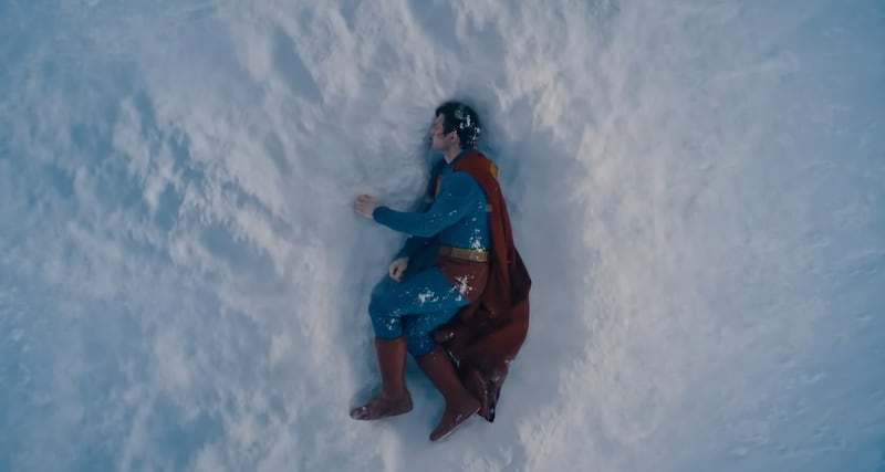 Superman haciendo la pose de Yamcha muerto