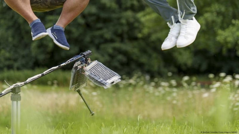 Perna robótica com músculos artificiais saltando presa a um eixo mecânico Imagem Wolfram Scheible Capa-Imagens IMAGO