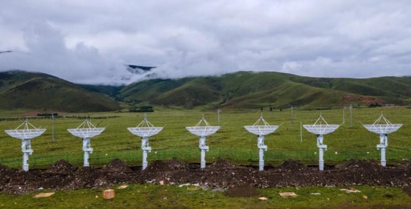 Antenas parabólicas en formación en el condado de Daocheng