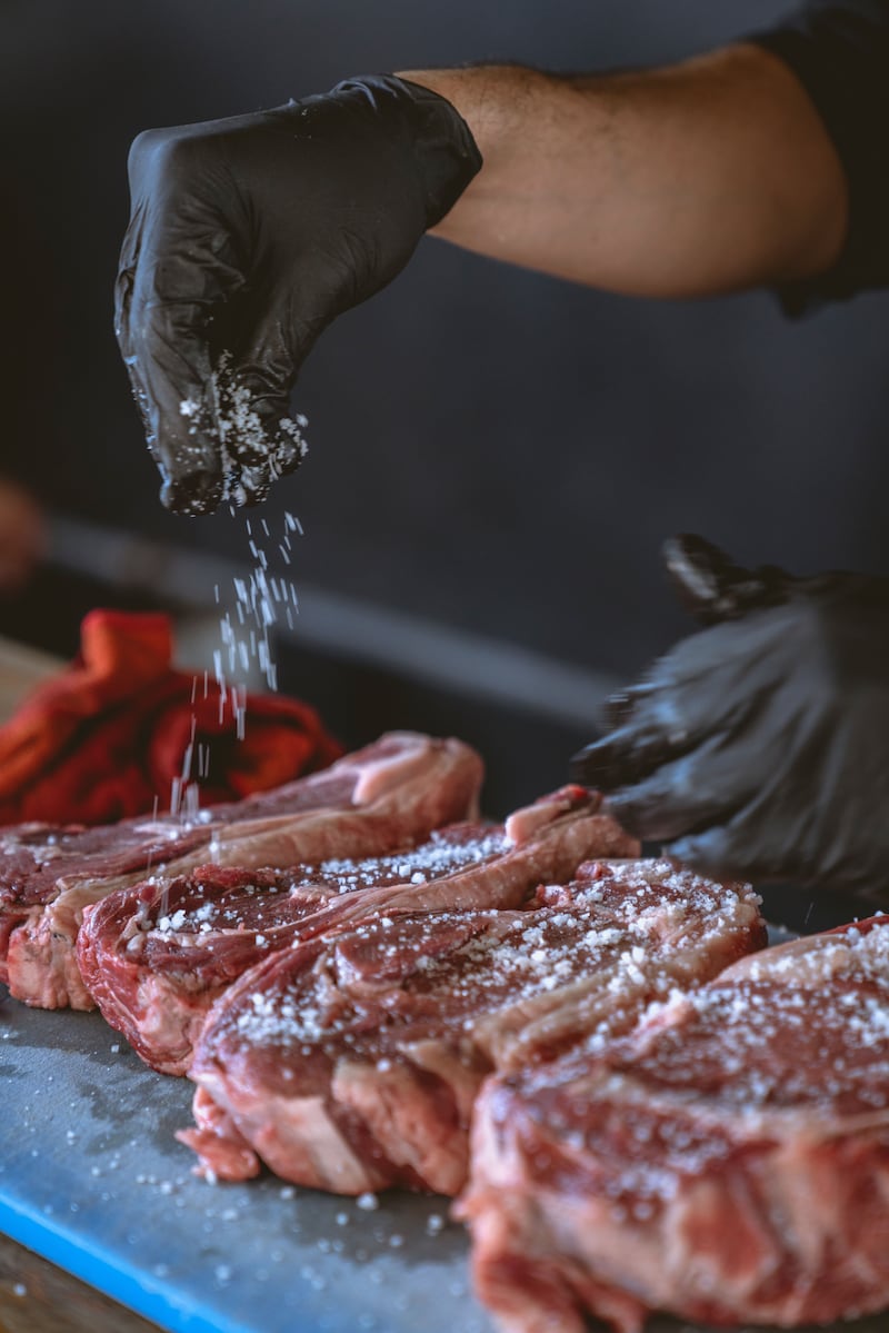 Comensal reclamó porque carne se le quedó en la muela