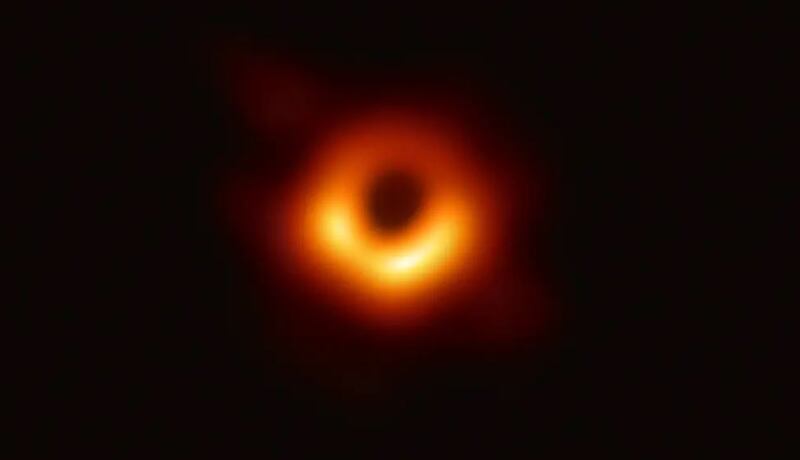 El agujero negro supermasivo se encuentra a unos 55 millones de años luz de distancia, en el centro de la cercana galaxia Messier 87.| Foto: Imagenes Falsas
