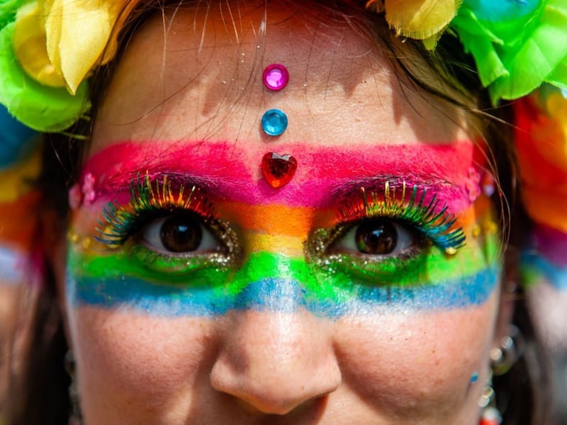 Activista en fiesta del orgullo gay