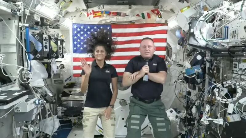 Los astronautas Suni Williams, a la izquierda, y Butch Wilmore dan una conferencia de prensa a bordo de la Estación Espacial Internacional el miércoles 10 de julio. | Foto: AP