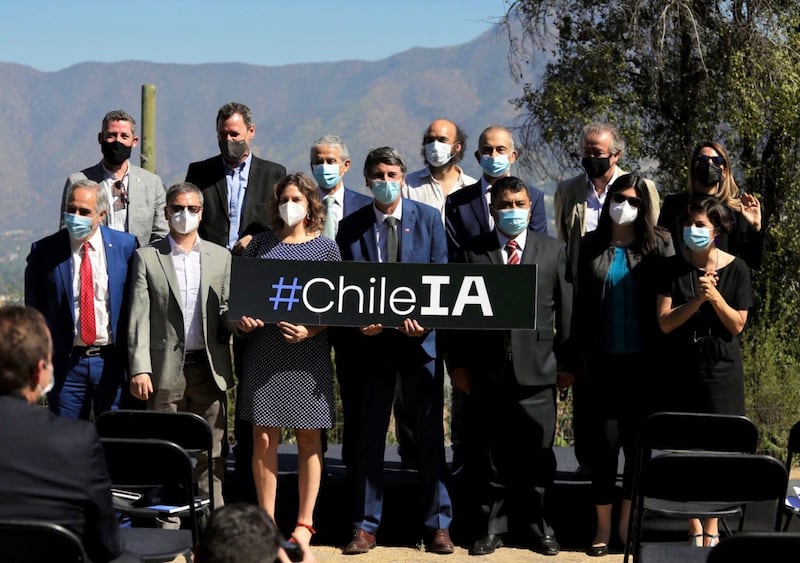 Las autoridades de Chile presentando la nueva normativa sobre Inteligencia Artificial