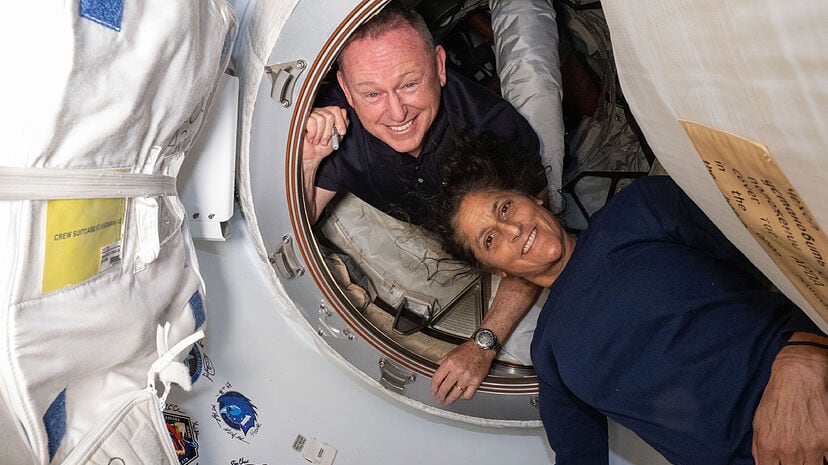 Los dos astronautas de Starliner permanecen en el espacio sin fecha de regreso por los problemas de la nave.