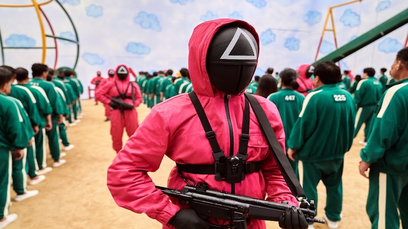 Los guardias que custodian a los participantes en El juego del calamar tienen trajes parecidos a los de los personajes de La Casa de Papel.