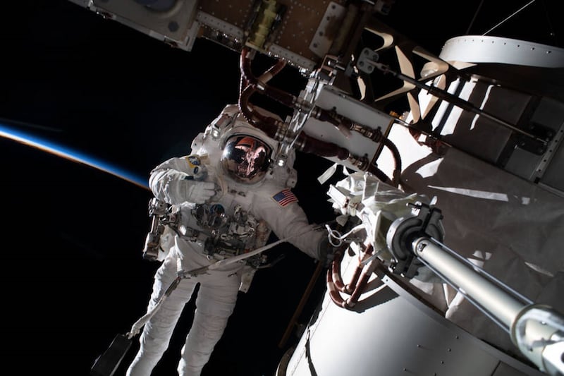 Frank Rubio durante su caminata espacial