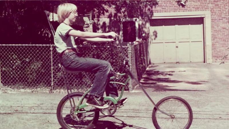 Circula en internet una supuesta fotografía de Bill Gates siendo niño montando una bicicleta en la década de los 70. ¿Es real o falsa?