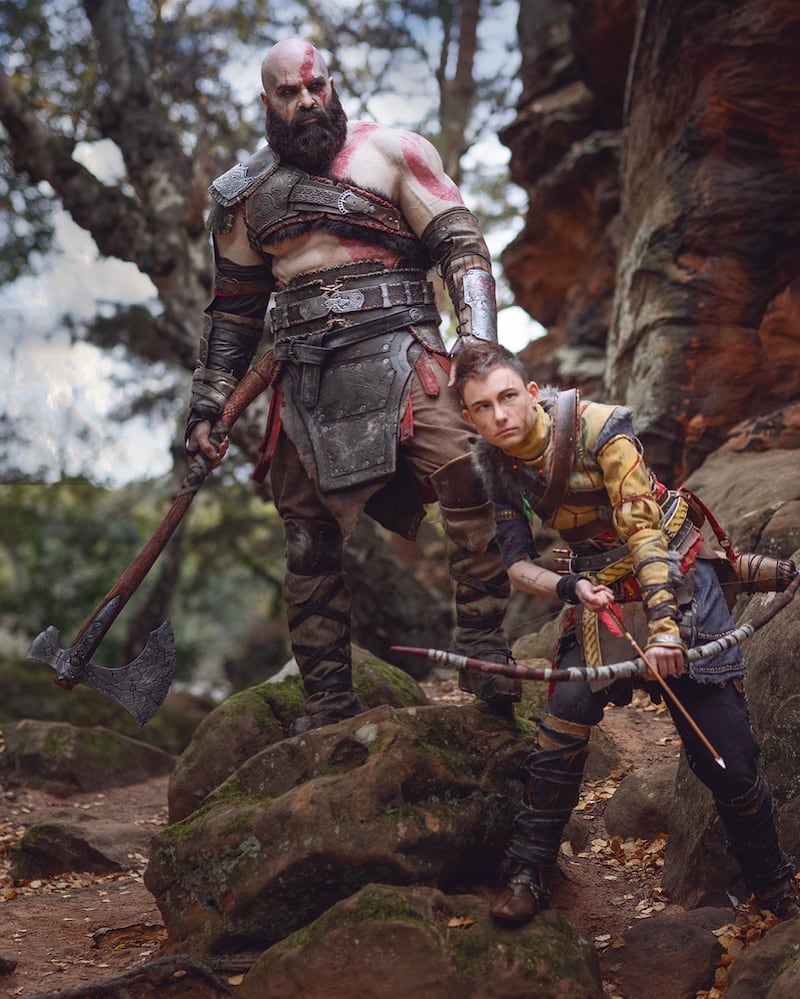 Cosplay de Kratos y Atreus, de God of War: Ragnarök