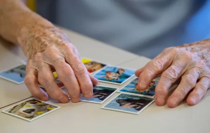 Una residente de un hogar de ancianos juega el juego "Memoria" para ayudar a ejercitar sus capacidades en una sala de enfermería.picture alliance / dpa/picture alliance via Getty Images