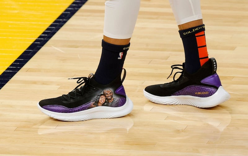 Las zapatillas Under Armour de Steph Curry para homenajear a Kobe y Gigi Bryant