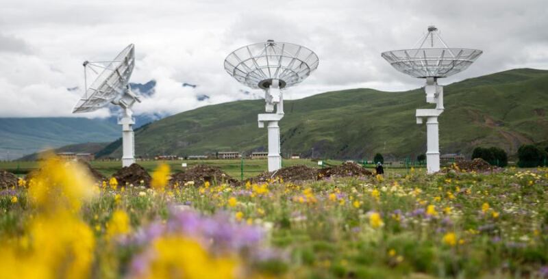 Antenas parabólicas en formación en el condado de Daocheng